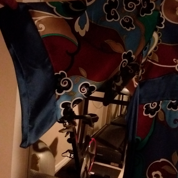 100% Silk blouse size medium - Picture 3 of 3